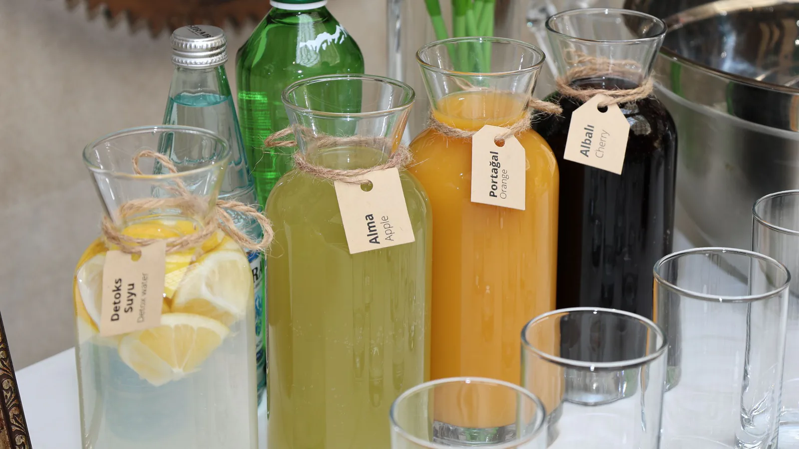 Andajuicya, la marca malagueña de zumos cold-pressed, da el salto a la franquicia | ZonaFranquicia Botellas de zumo fresco etiquetadas en cristal sobre mostrador de tienda de bebidas saludables | ZonaFranquicia
