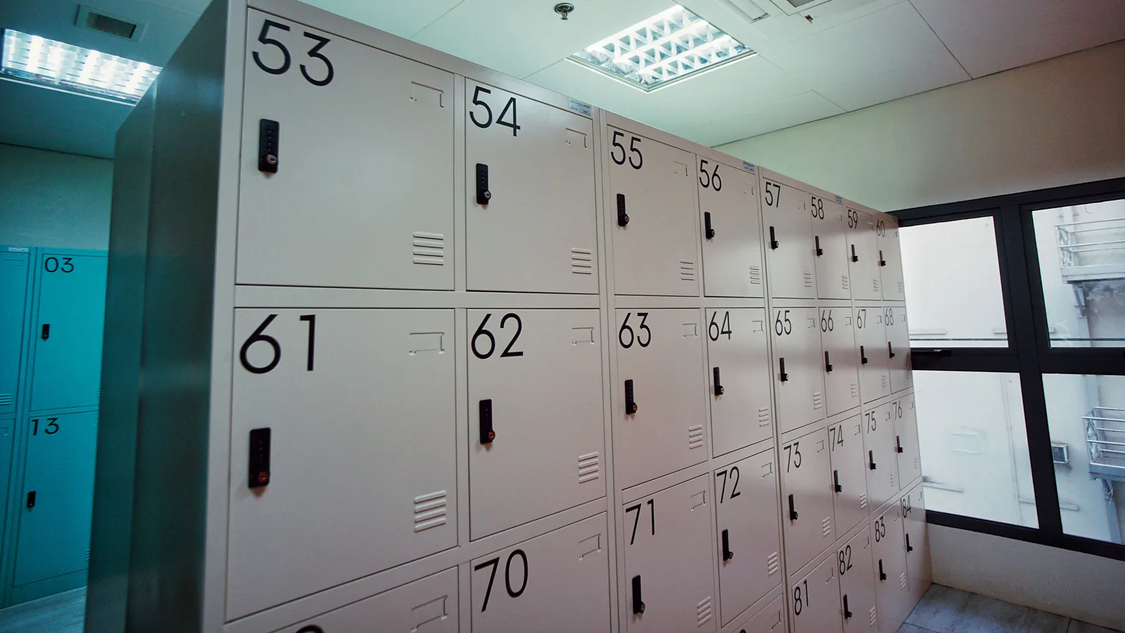 Aquí Mi Espacio llega a 25 franquicias de trasteros sin cumplir un año de vida con una nueva apertu… | ZonaFranquicia Interior moderno de trastero con filas de armarios numerados organizados de forma ordenada | ZonaFranquicia