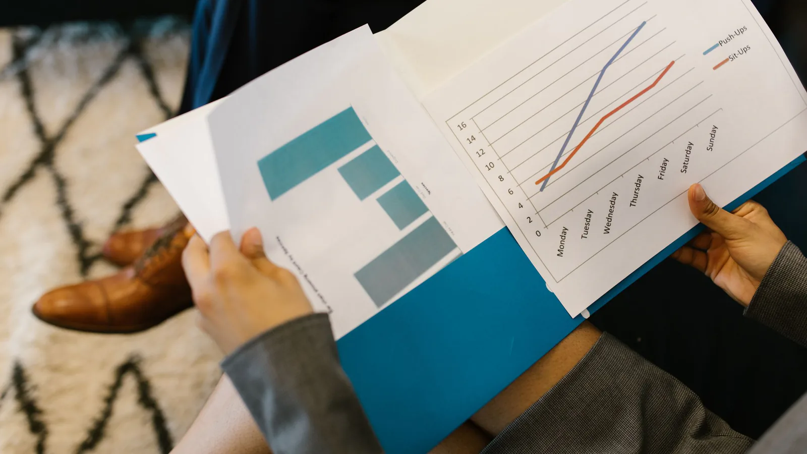 Documentos de informes empresariales con gráficos durante una reunión corporativa profesional | ZonaFranquicia