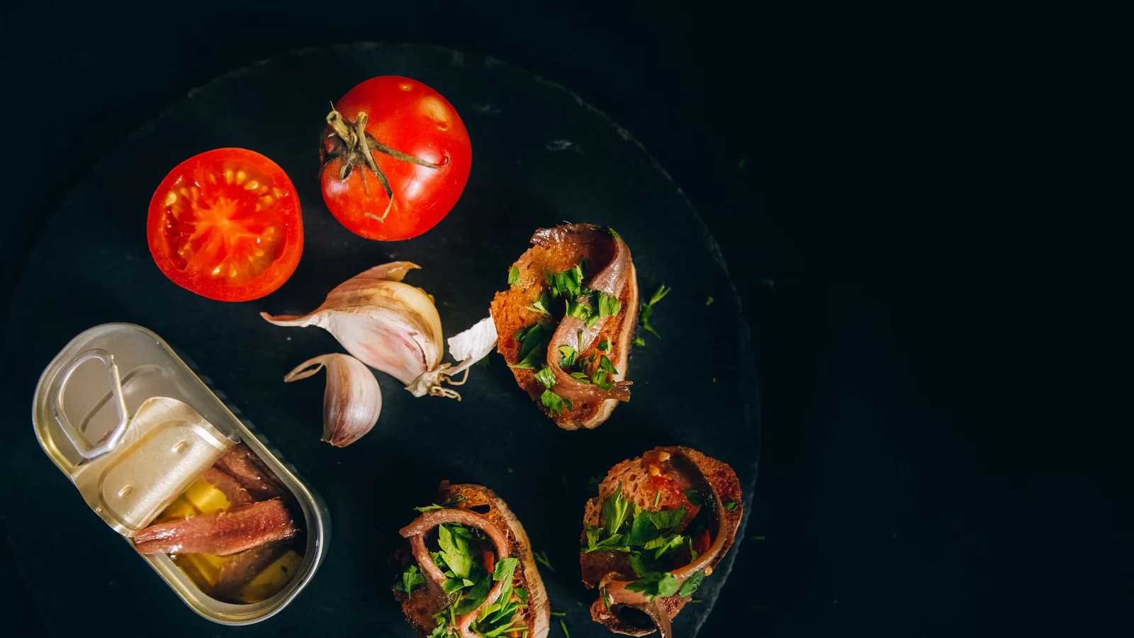 BaRRa de Pintxos llega a 20 locales y busca franquiciados para rozar los 30 en 2026 | ZonaFranquicia Barra de bar con tapas y pinchos servidos en un local de hostelería | ZonaFranquicia