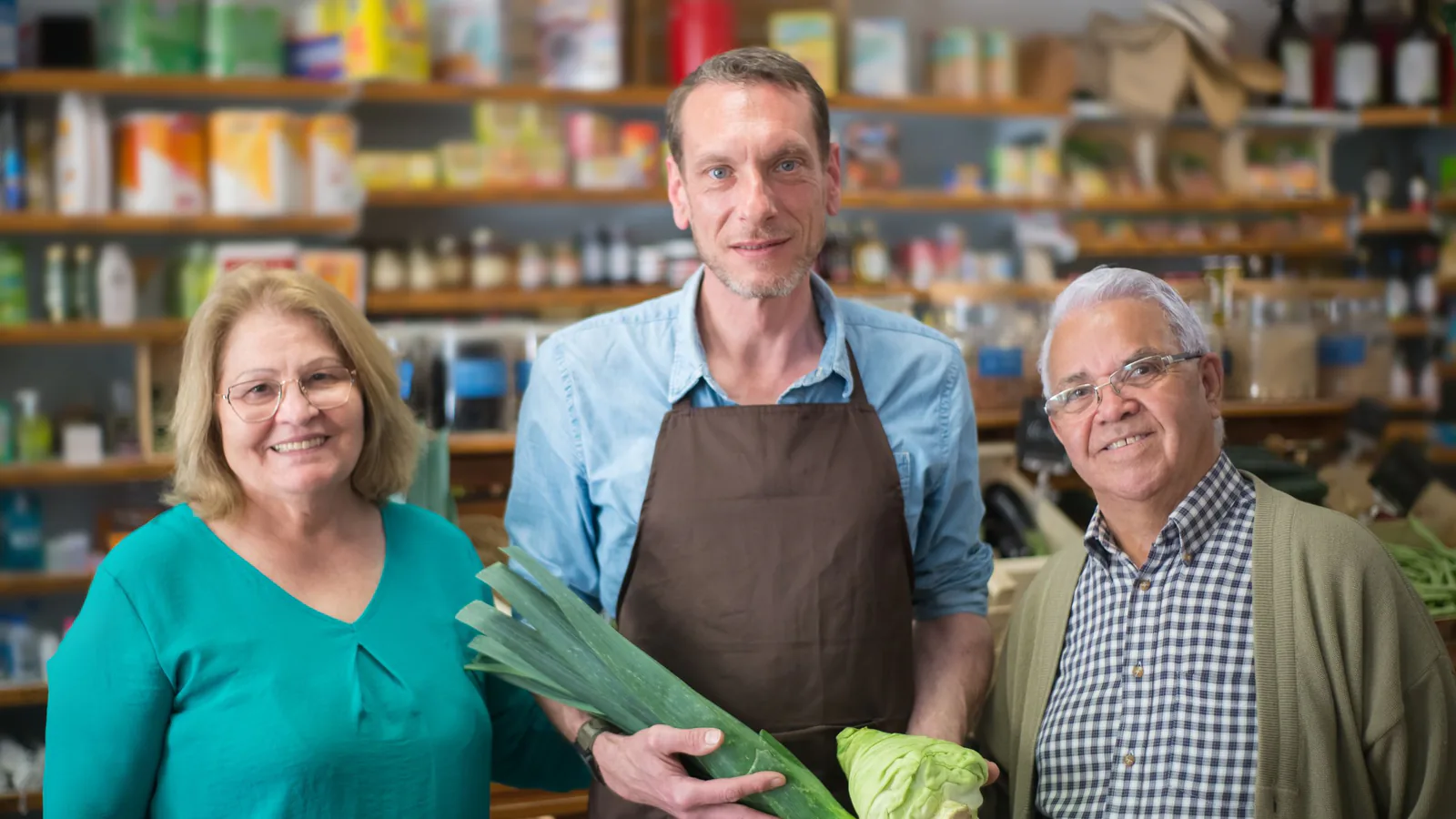 Caprabo suma un nuevo supermercado en franquicia en La Garriga y afianza su modelo de crecimiento l… | ZonaFranquicia Empleado de supermercado presentando productos frescos a clientes en el interior de una tienda local | ZonaFranquicia