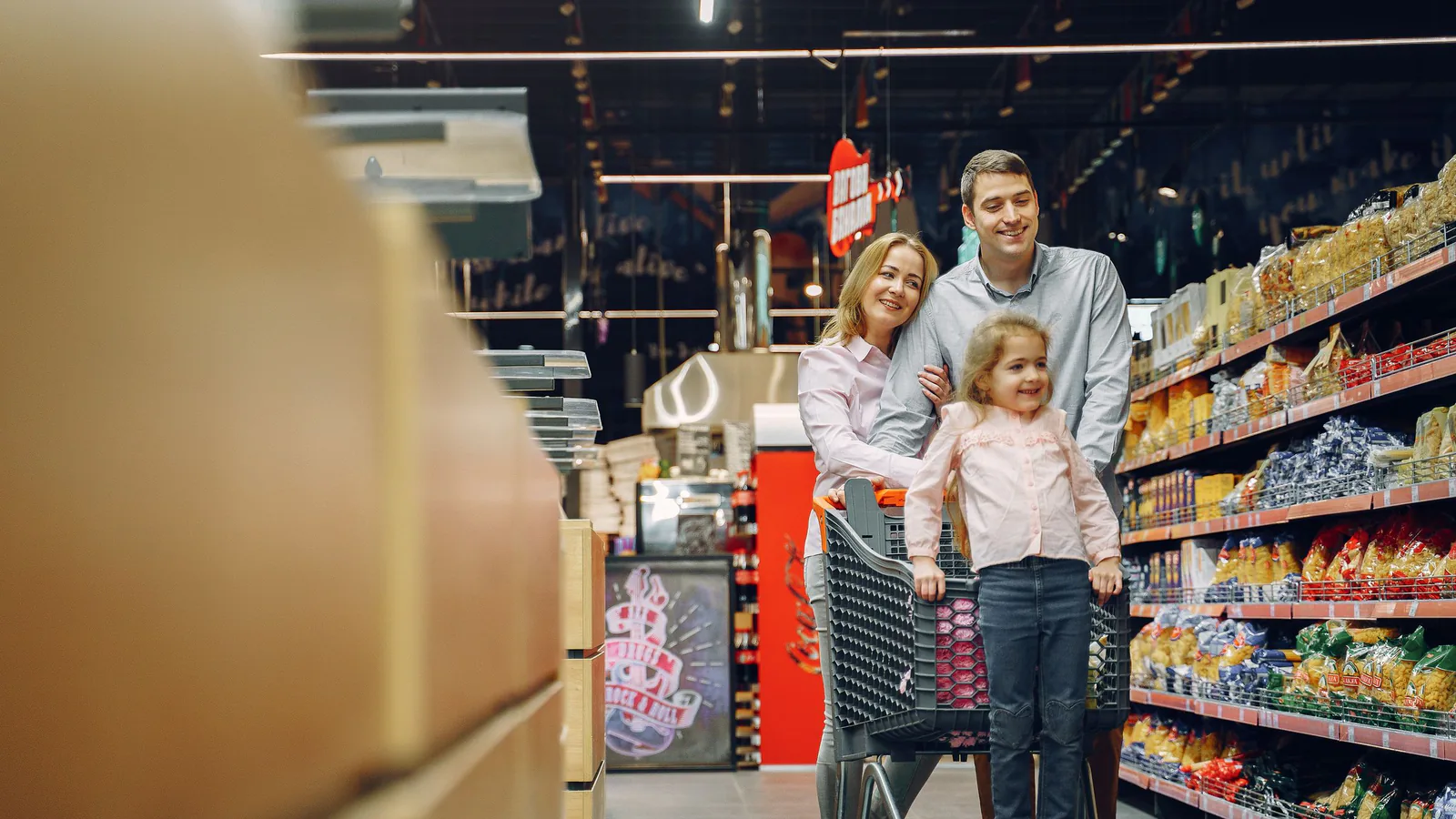 Charter (Consum) acelera: 22 supermercados nuevos en el primer semestre de 2026 y objetivo de 37 en… | ZonaFranquicia Familia disfrutando de compras en supermercado, con niño en carrito y padres sonrientes | ZonaFranquicia