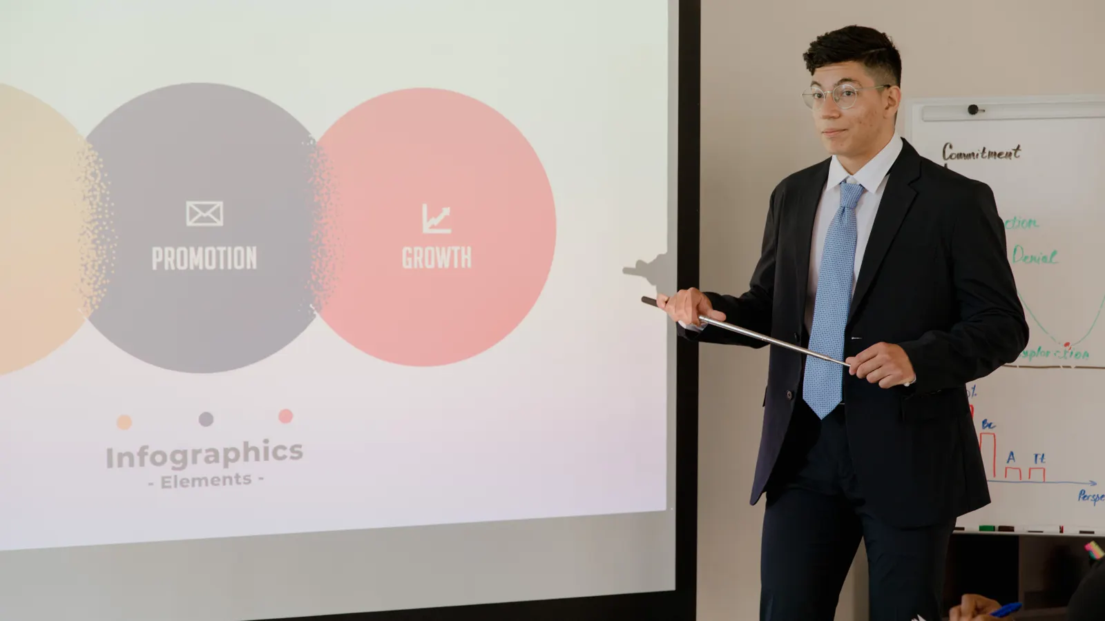 Cómo franquiciar tu negocio: guía paso a paso para emprendedores | ZonaFranquicia Empresario presentando modelo de negocio escalable a inversionistas en sala de conferencias moderna | ZonaFranquicia