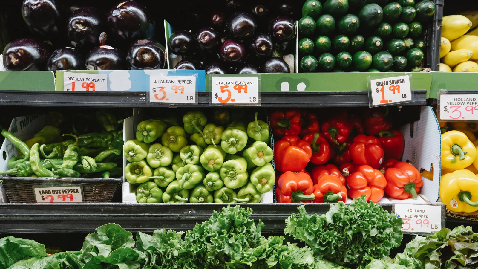 Covirán abre cinco supermercados en una semana y crea 17 empleos en cuatro comunidades | ZonaFranquicia Surtido colorido de verduras frescas en expositor de supermercado con pimientos, berenjenas y calabacín | ZonaFranquicia