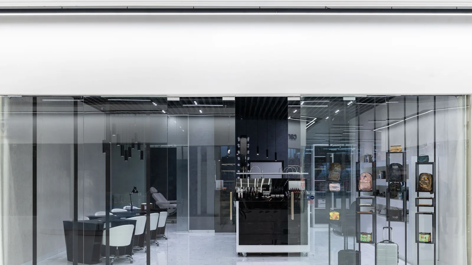 Doctor Agua abre su primera tienda en Madrid y lanza su expansión en franquicia | ZonaFranquicia Interior moderno de tienda con vitrinas de cristal, iluminación elegante y diseño contemporáneo de showroom | ZonaFranquicia
