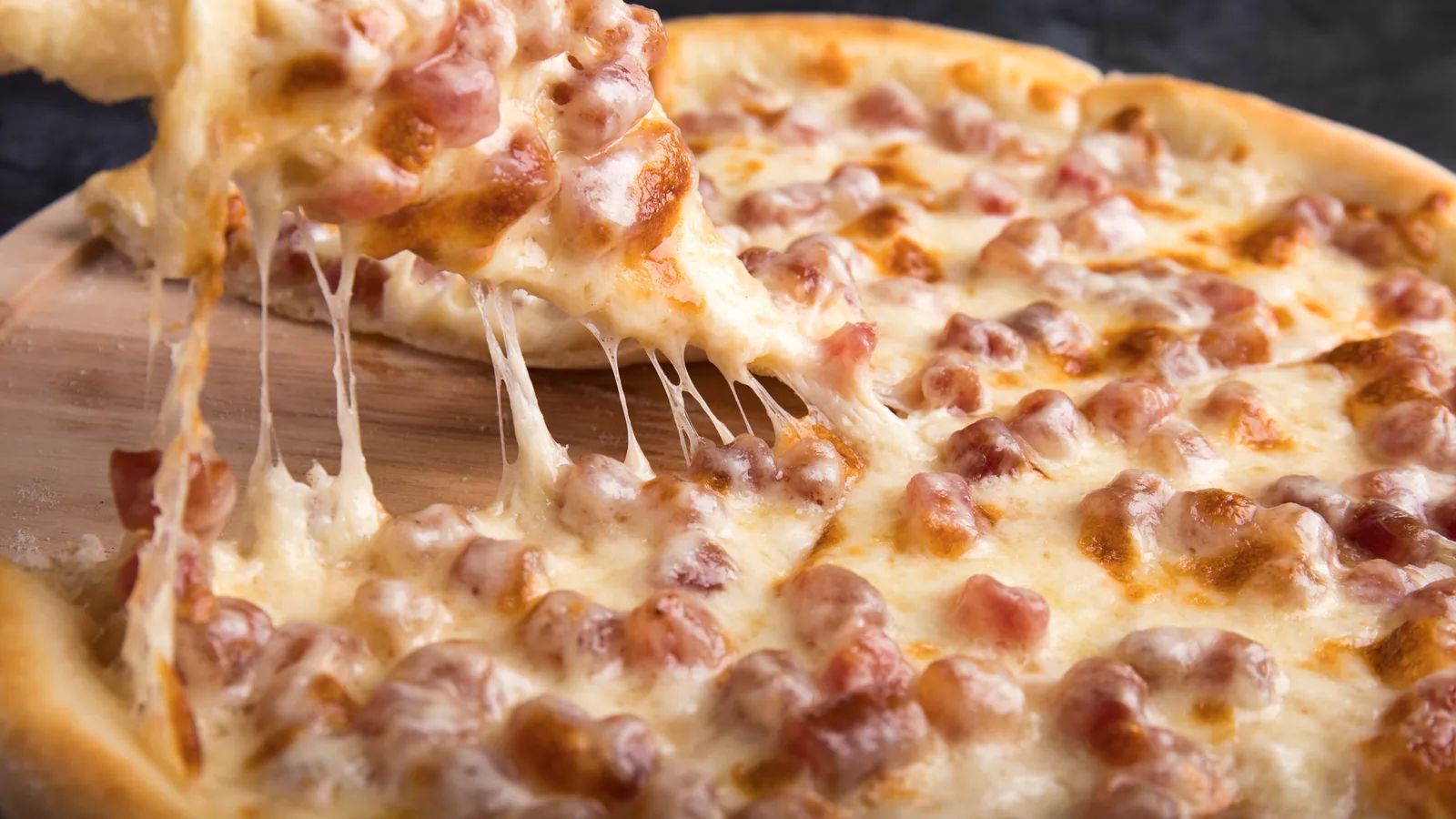 Domino's estrena "Horno 24/7": máquinas que hornean pizza recién hecha en menos de tres minutos | ZonaFranquicia Pizza recién horneada saliendo del horno | ZonaFranquicia
