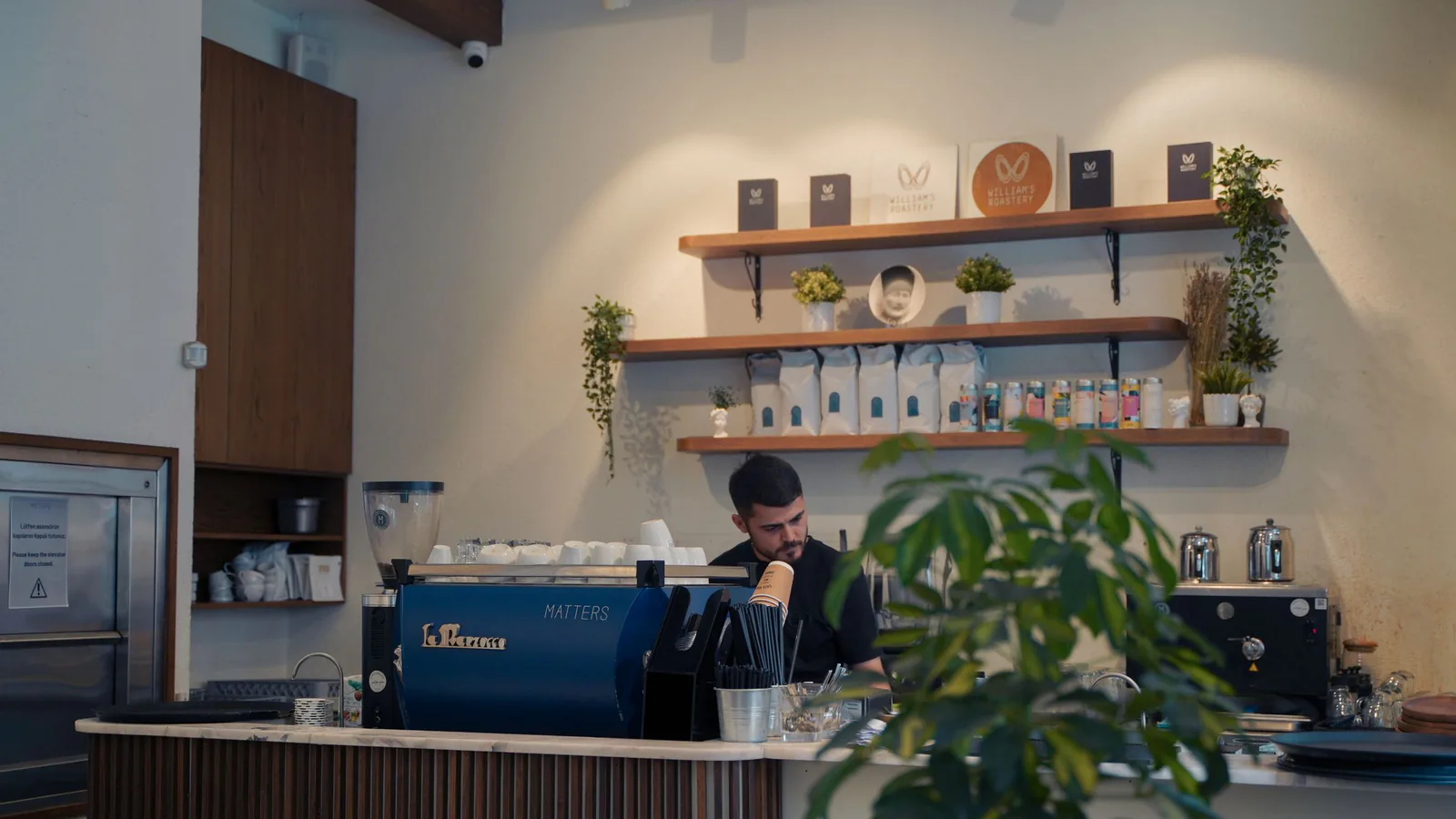 East Crema Coffee se abre a la franquicia: la cadena madrileña de café de especialidad quiere llega… | ZonaFranquicia Barista trabajando detrás de la barra moderna de una cafetería de especialidad, preparando café | ZonaFranquicia