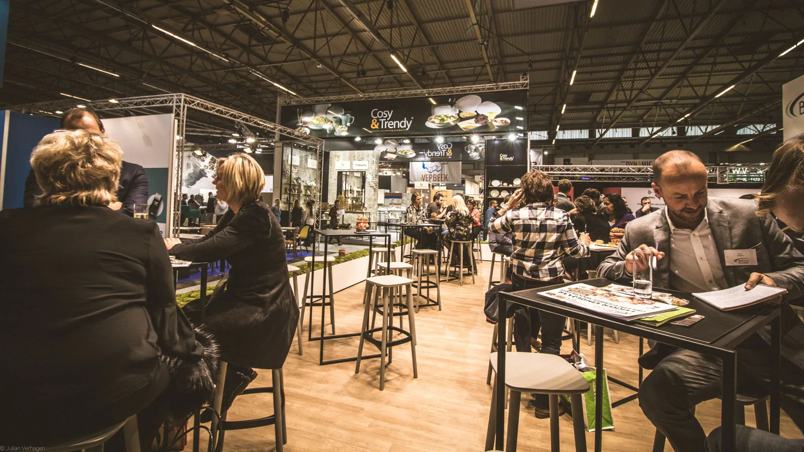 El FIS 2026 llena el Metropolitano: la gran cumbre de la franquicia reúne a más de 140 marcas el 30… | ZonaFranquicia Profesionales en una expo de negocios interactuando en distintos stands dentro de una moderna sala de exposiciones | ZonaFranquicia