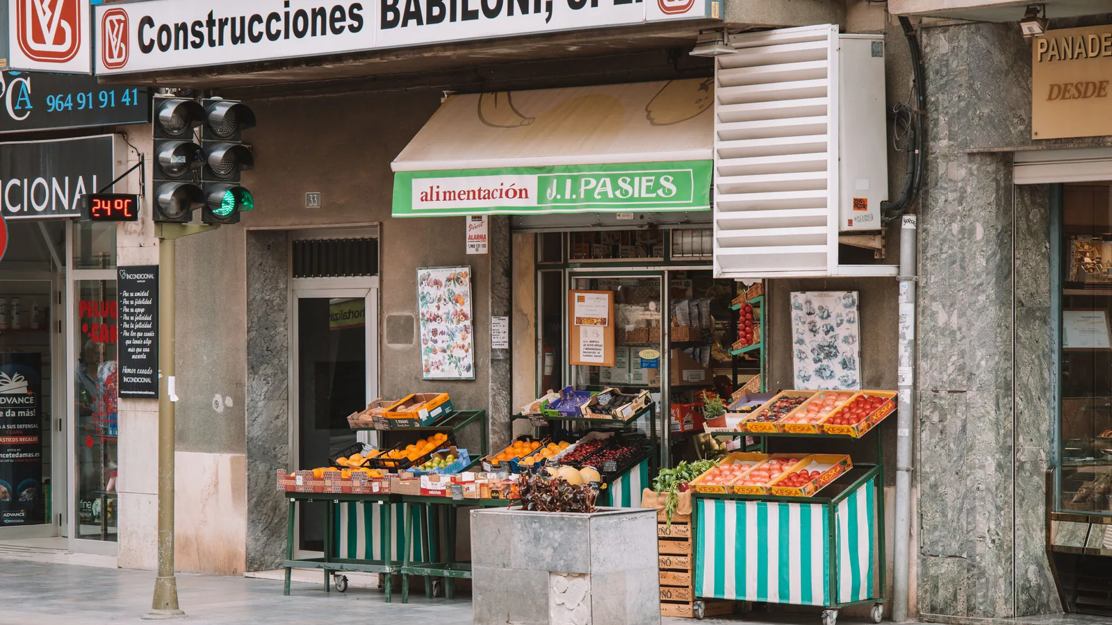 El supermercado de proximidad, la franquicia que más crece en España en 2026 | ZonaFranquicia Interior de un supermercado de proximidad con producto fresco | ZonaFranquicia