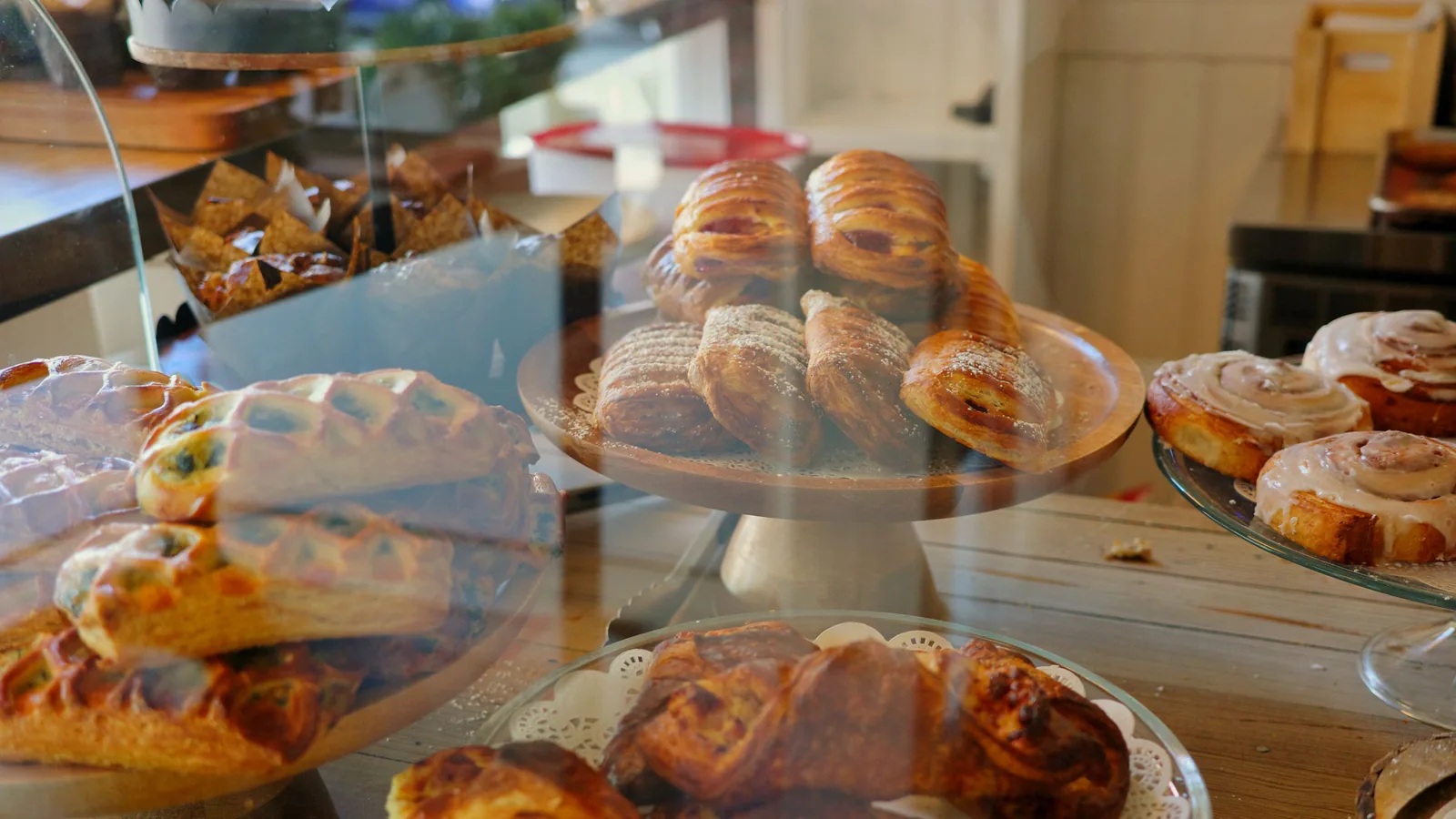 Empanadas Malvón factura 29,1 millones y supera las 105 tiendas: así crece la cadena de empanadas q… | ZonaFranquicia Variedad de productos horneados y empanadas detrás de mostrador de cristal en tienda de comidas rápidas | ZonaFranquicia