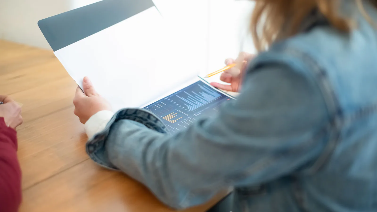 Estudio de viabilidad en franquicias: cómo predecir rentabilidad | ZonaFranquicia Reunión de negocios con enfoque en gráficos de datos y documentos sobre escritorio | ZonaFranquicia