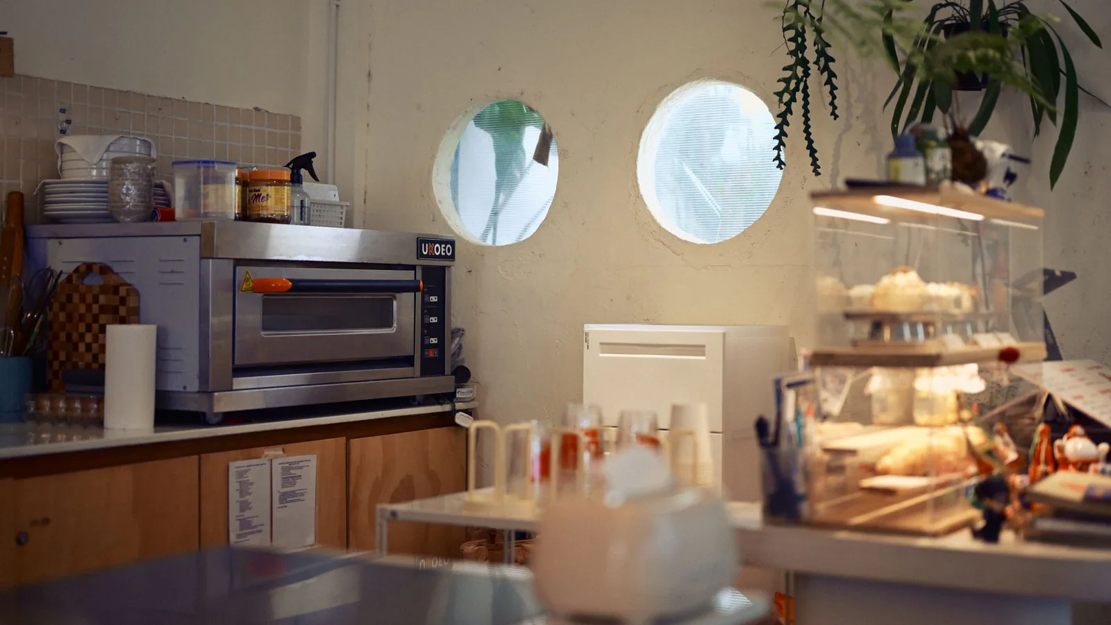 Fermento aterriza en Murcia y ya suma 34 panaderías en franquicia por toda España | ZonaFranquicia Mostrador de panadería con vitrina de productos y horno comercial visible al fondo | ZonaFranquicia