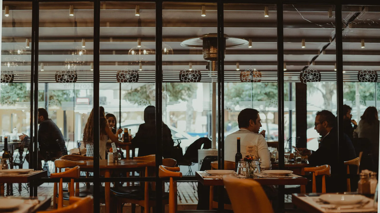 FoodBox pisa el acelerador: 30 aperturas en 2026 y meta de 500 franquicias en 2028 | ZonaFranquicia Interior concurrido de un restaurante moderno con clientes disfrutando de su comida | ZonaFranquicia