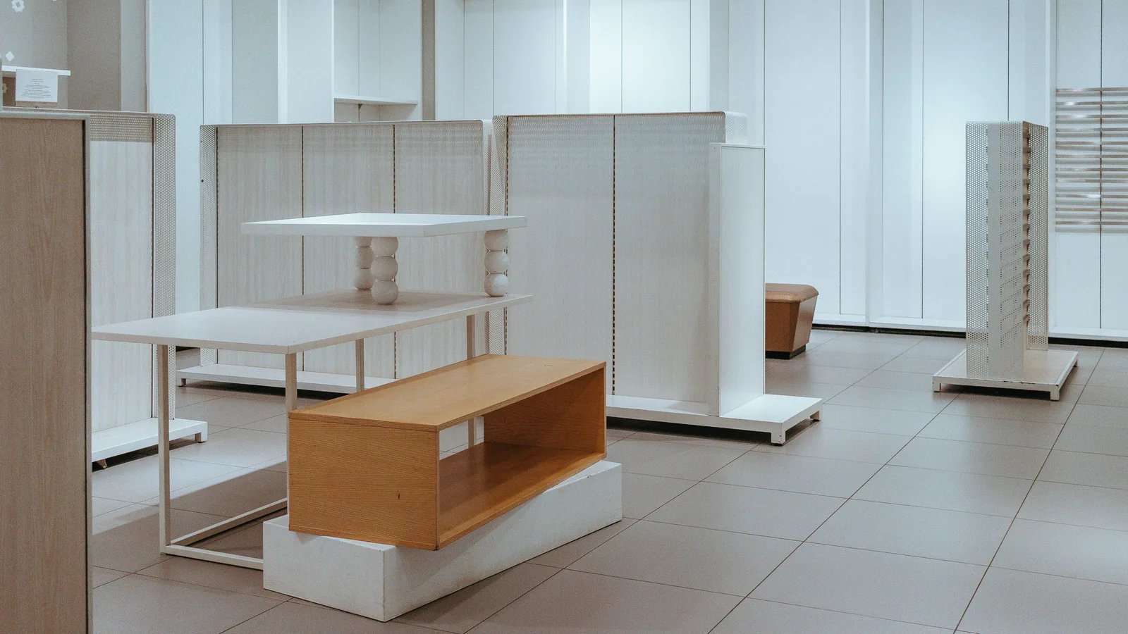 Franquicia premium vs. low cost: ¿cuál es realmente más rentable? | ZonaFranquicia Interior minimalista de tienda con estanterías blancas limpias y diseño contemporáneo ordenado | ZonaFranquicia