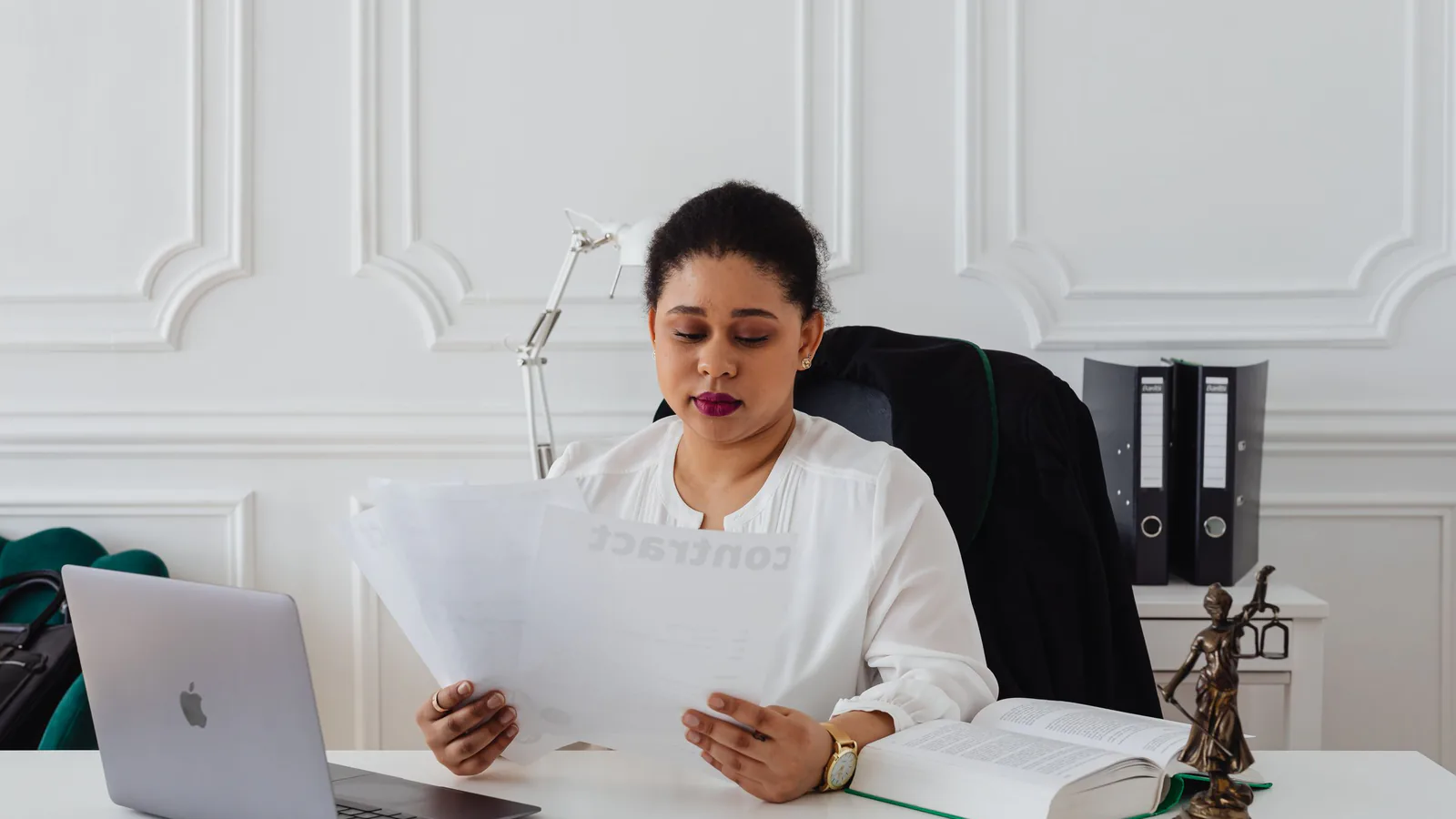 Franquicia vs. agencia en red: cómo detectar estafas | ZonaFranquicia Mujer de negocios analizando contratos en su escritorio limpio y organizado | ZonaFranquicia