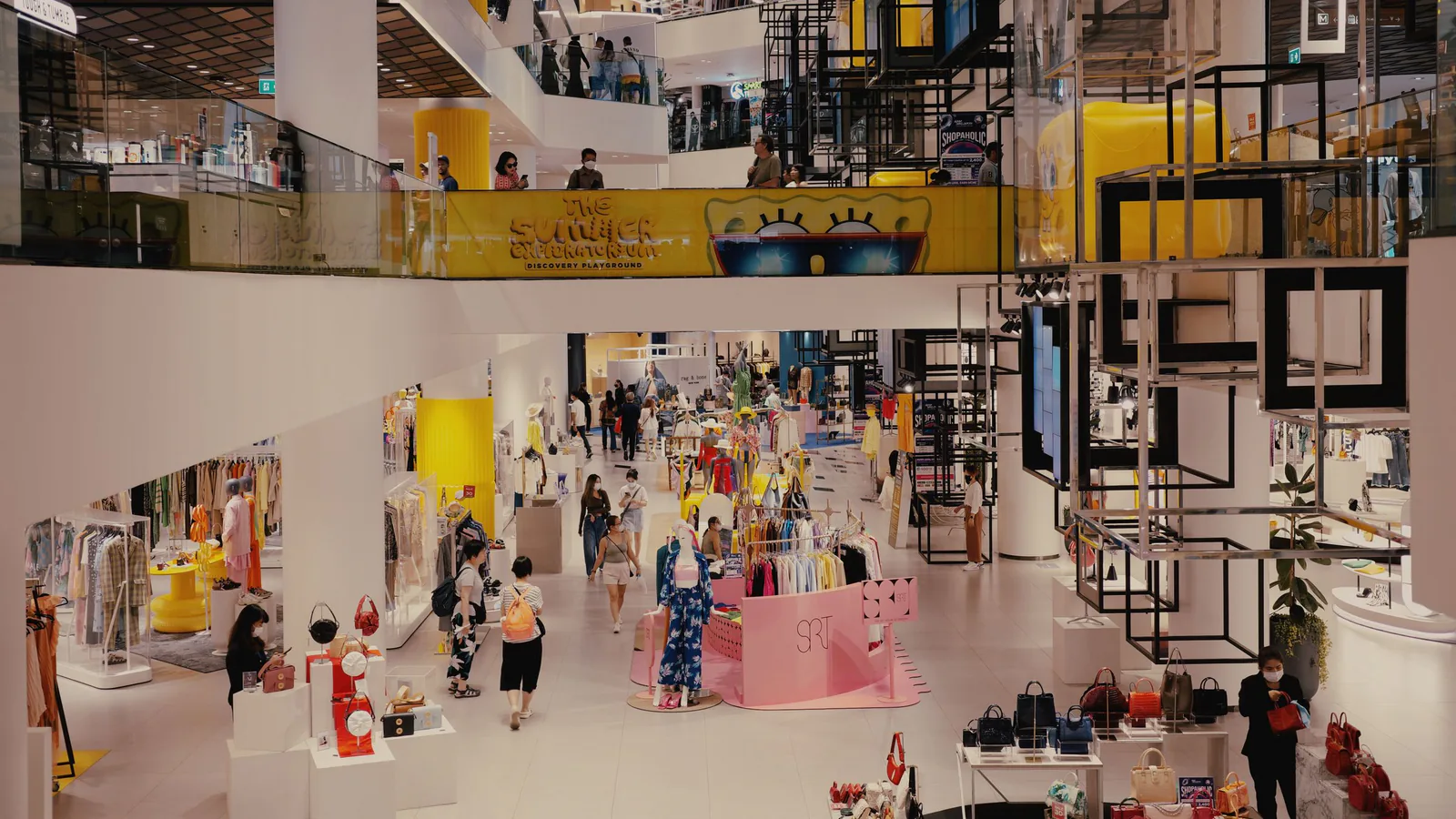 Centro comercial vibrante lleno de clientes y tiendas de moda contemporánea con decoración moderna | ZonaFranquicia