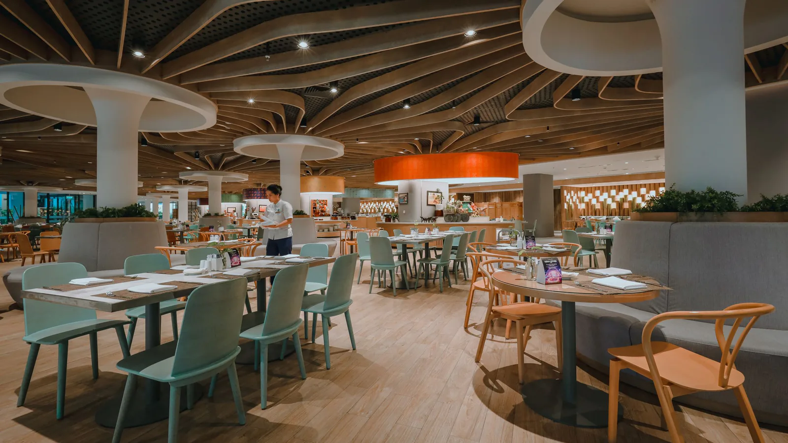 Interior moderno de restaurante con mobiliario elegante y diseño contemporáneo del techo | ZonaFranquicia