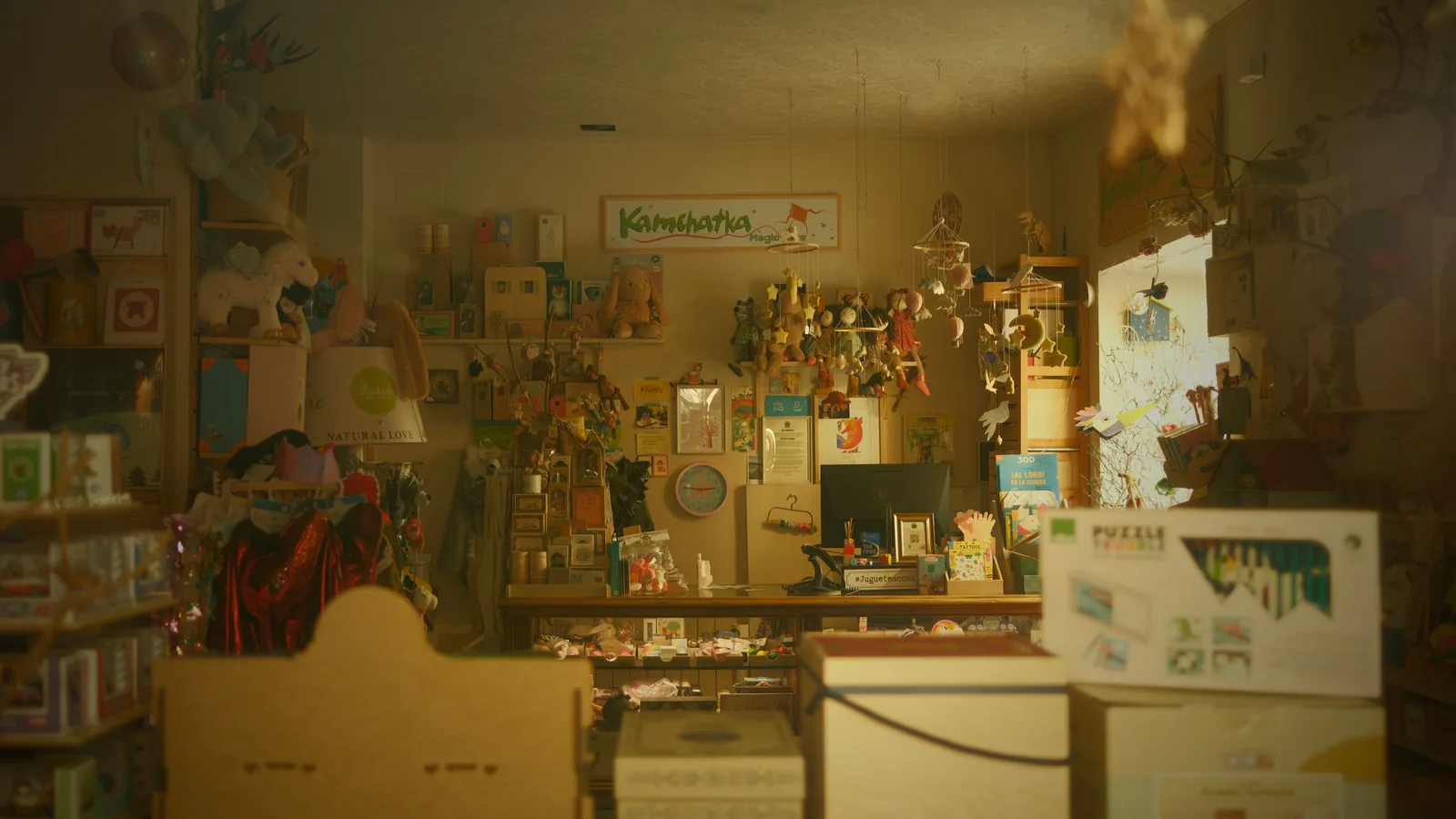 Tienda de juguetes acogedora llena de peluches, decoración caprichosa y estanterías coloridas | ZonaFranquicia