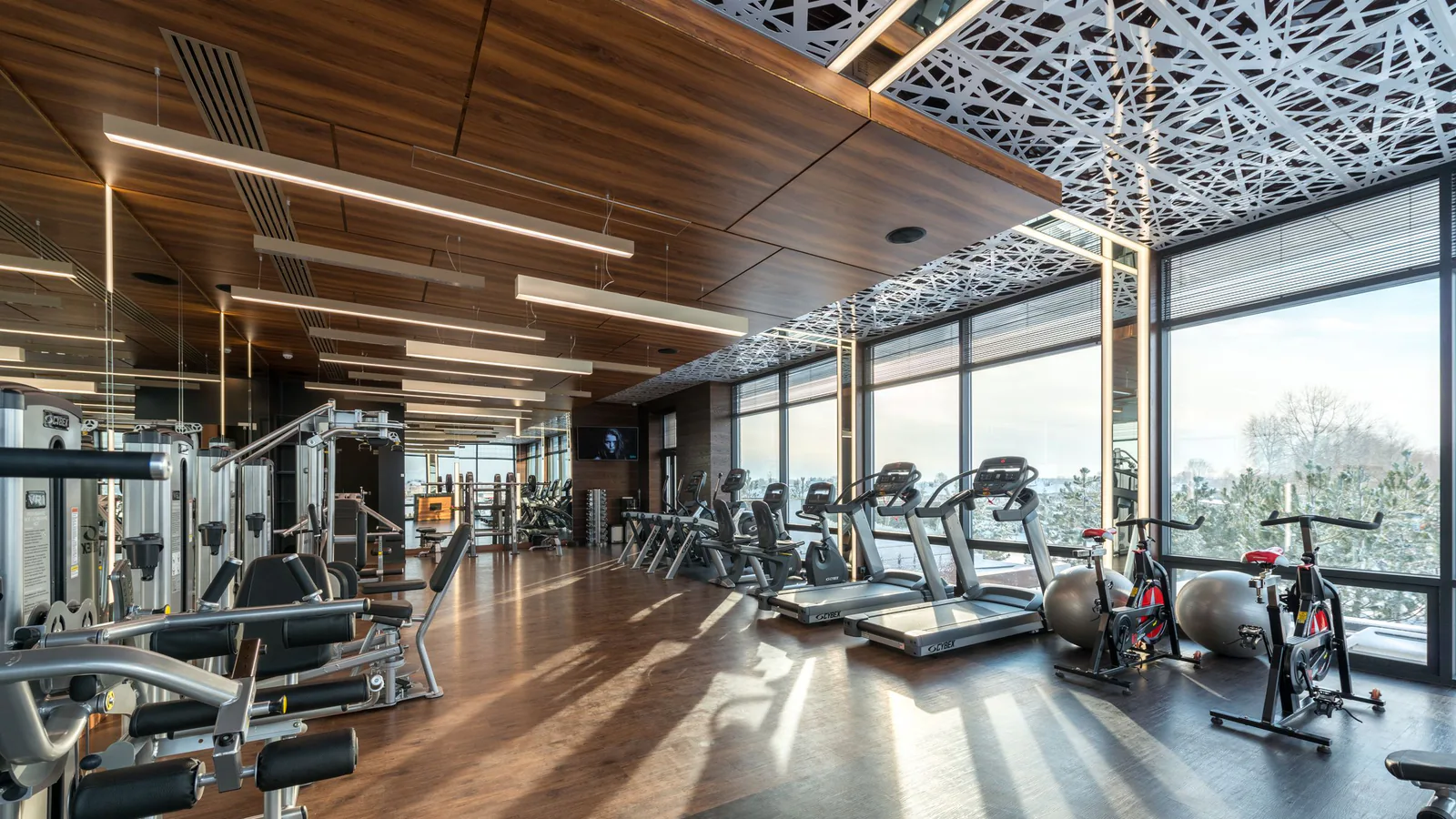 La franquicia coge impulso en Cataluña: 53 aperturas en 2026 entre gimnasios, inmobiliarias, reform… | ZonaFranquicia Interior moderno de gimnasio con máquinas de ejercicio y amplios ventanales con luz natural | ZonaFranquicia