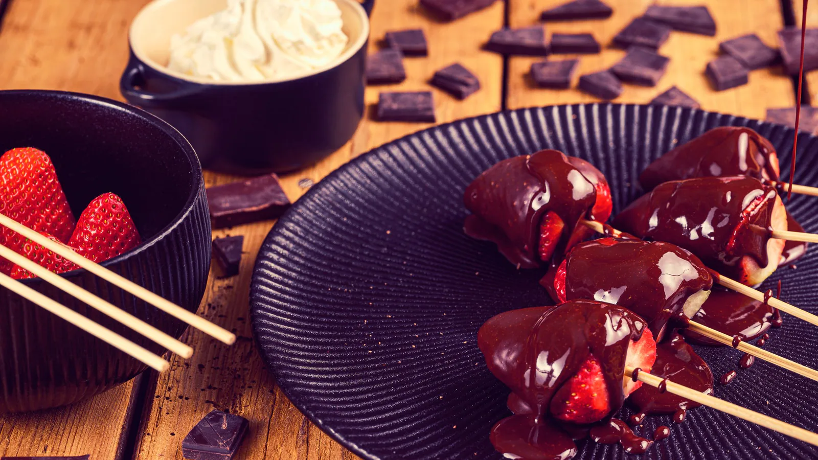 La Fresería supera los 50 locales y da el salto a Nueva York y Milán | ZonaFranquicia Fresas recién bañadas en chocolate derretido sobre una bandeja de postres. | ZonaFranquicia