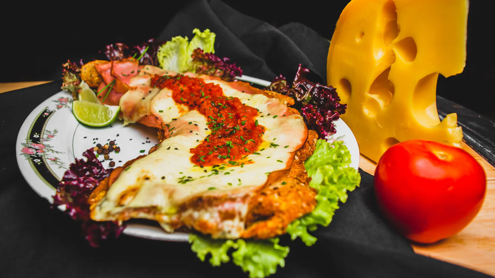 La Milanese llega a España: la franquicia de milanesas italianas desde 46.000 euros | ZonaFranquicia Milanesa empanada de pollo cubierta con queso derretido y hierbas, acompañada de ensalada fresca. | ZonaFranquicia