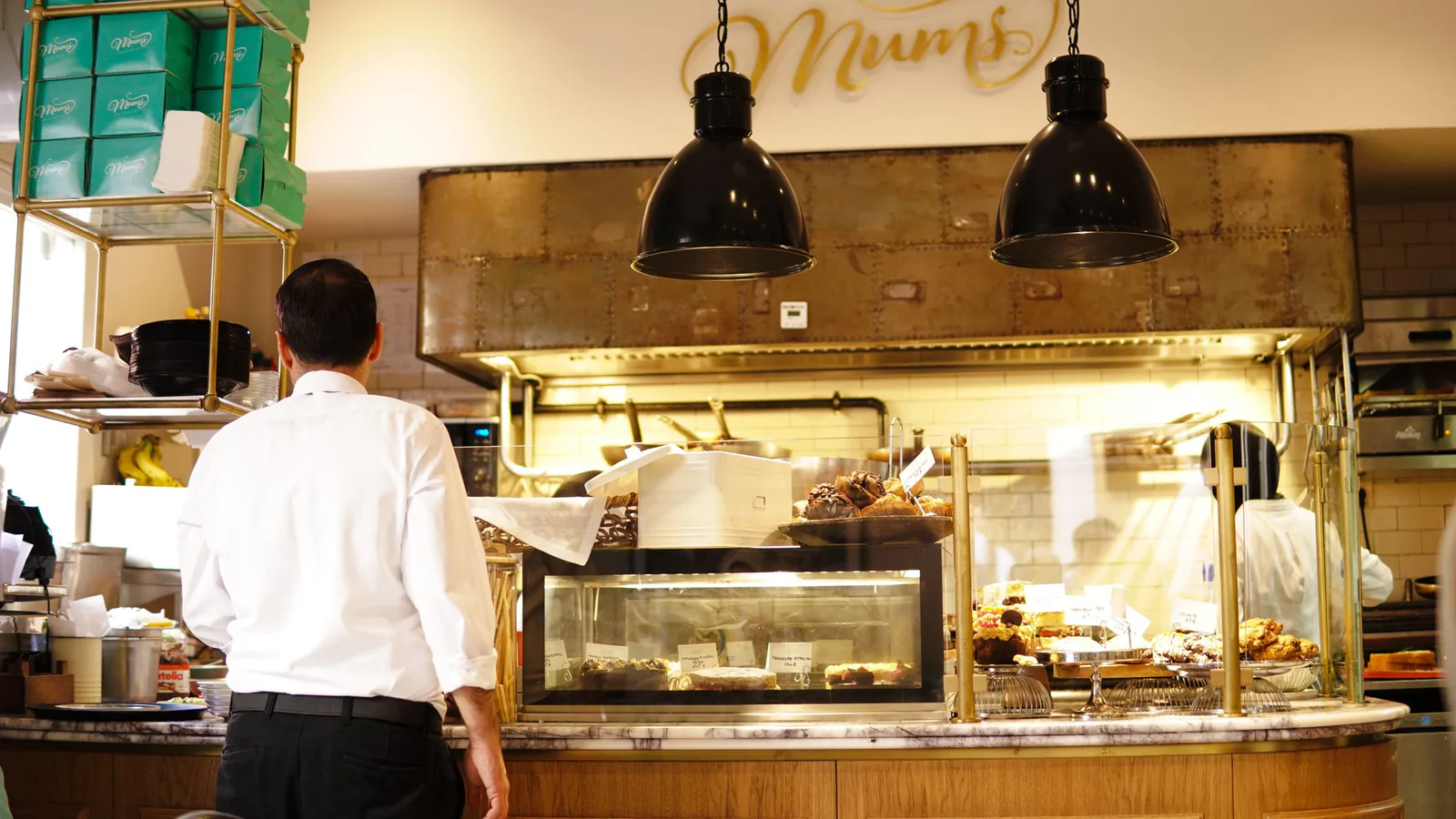 Las Tartas de Julita abre su tienda número 20 y aterriza en Castilla y León con franquicia | ZonaFranquicia Interior cálido de pastelería con mostrador y vitrina de tartas artesanas, atmósfera acogedora de negocio | ZonaFranquicia
