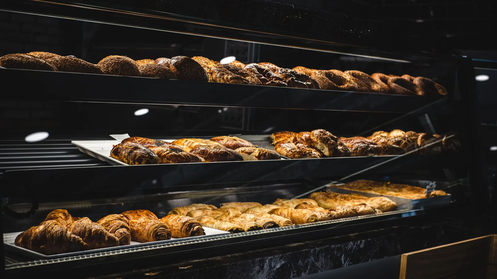 Levaduramadre cruza el Atlántico: la panadería artesana española abre su primera franquicia fuera d… | ZonaFranquicia Mostrador de una panadería artesana con pan de masa madre recién horneado | ZonaFranquicia