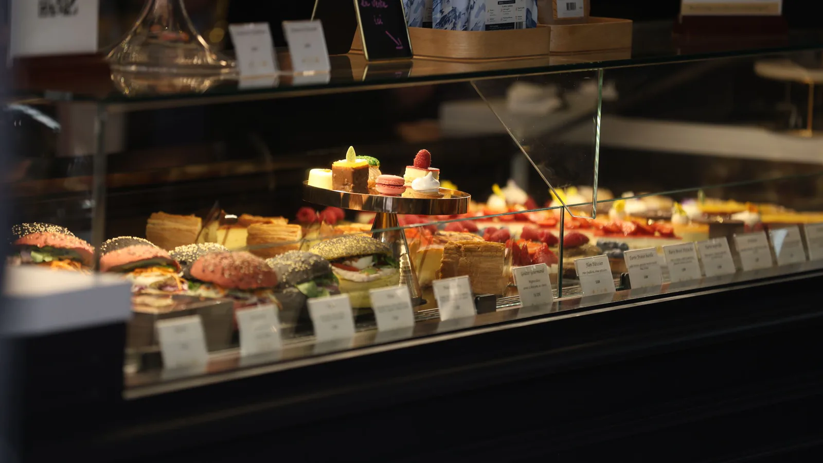 Maison Kayser abre su modelo a la franquicia en España: así es la oportunidad para invertir en la p… | ZonaFranquicia Vitrinas de una panadería francesa con pasteles gourmet y sándwiches elegantemente expuestos | ZonaFranquicia