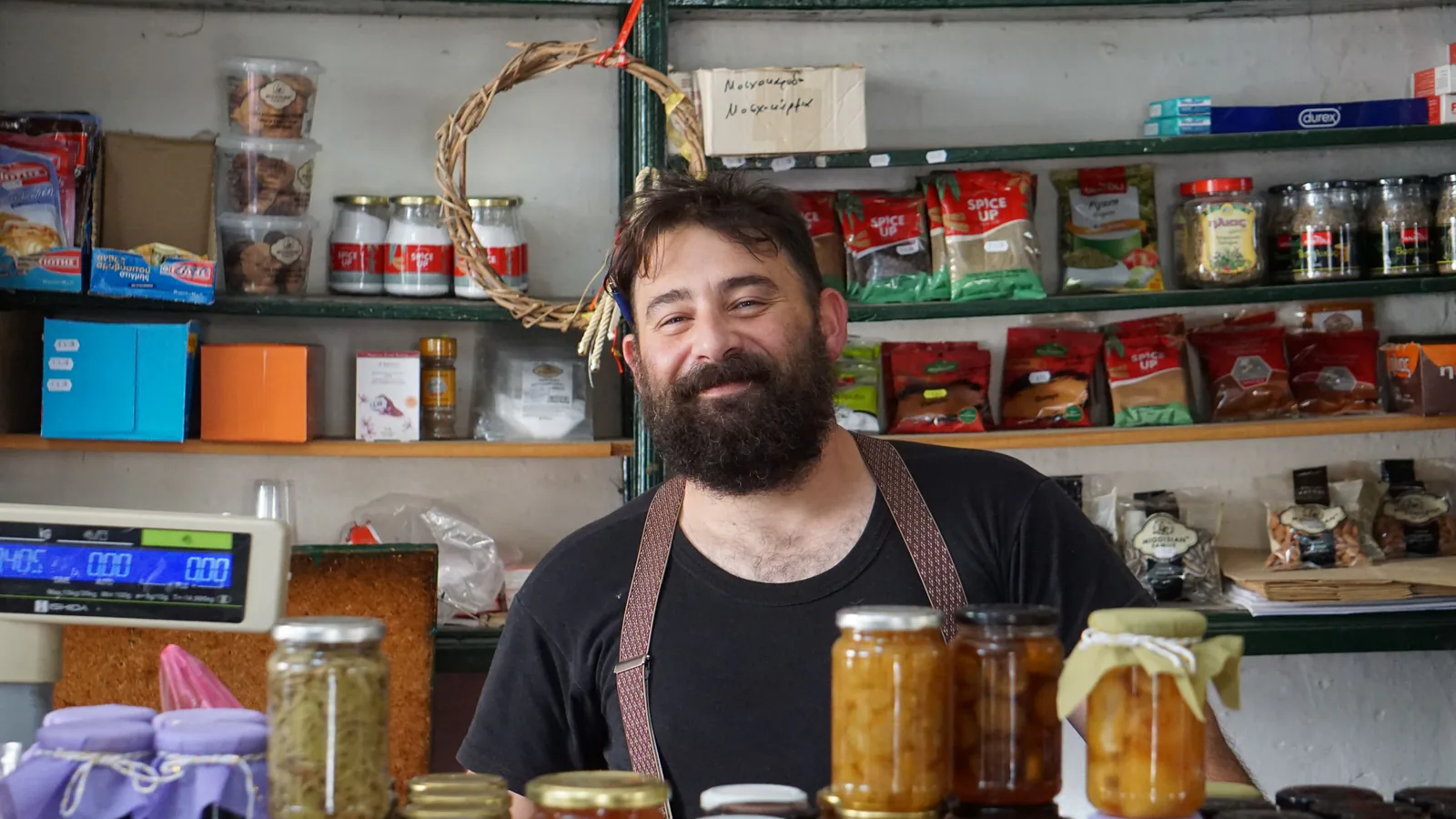 Multifranquicia: la estrategia de los inversores que crecen con varias unidades | ZonaFranquicia Propietaria de un pequeño comercio atendiendo el mostrador de su tienda | ZonaFranquicia