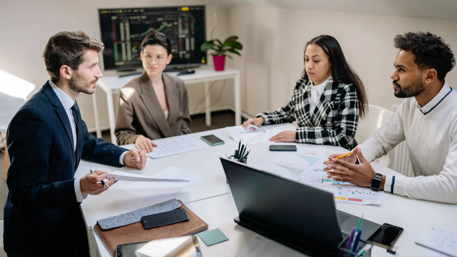 mundoFranquicia lanza F+, un ecosistema digital que conecta franquicias, proveedores y futuros fran… | ZonaFranquicia Equipo diverso de profesionales en reunión de negocios alrededor de mesa con laptop | ZonaFranquicia