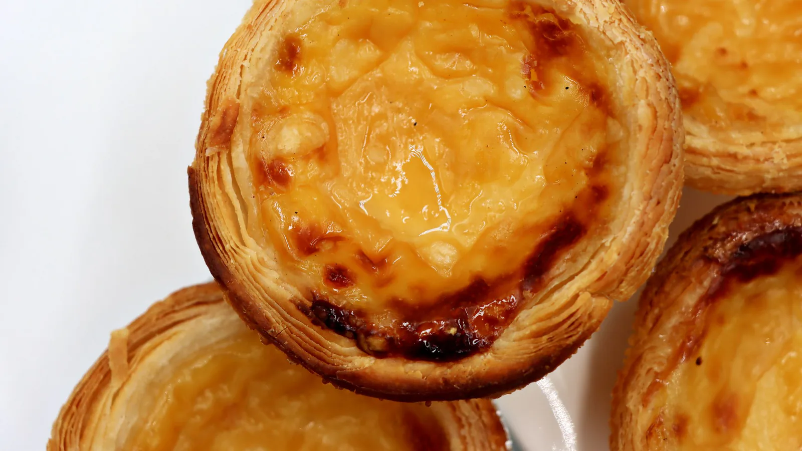 Nata Lisboa aterriza en España: el pastel de nata portugués busca franquiciados en Madrid, Sevilla,… | ZonaFranquicia Varios pasteles de nata tradicionales con su hojaldre crujiente y relleno cremoso tostado. | ZonaFranquicia
