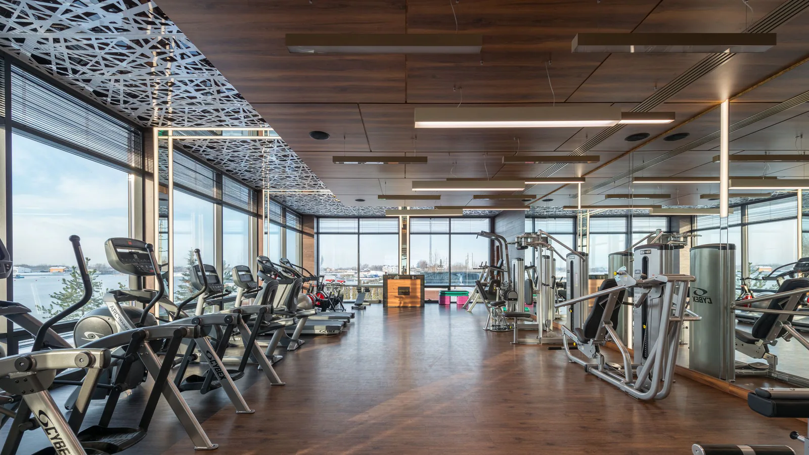 Planet Fitness acelera en España con 7 gimnasios nuevos en 2026 y estudia franquiciar su modelo low… | ZonaFranquicia Interior de un gimnasio moderno con máquinas de cardio y entrenamiento en una amplia sala iluminada. | ZonaFranquicia