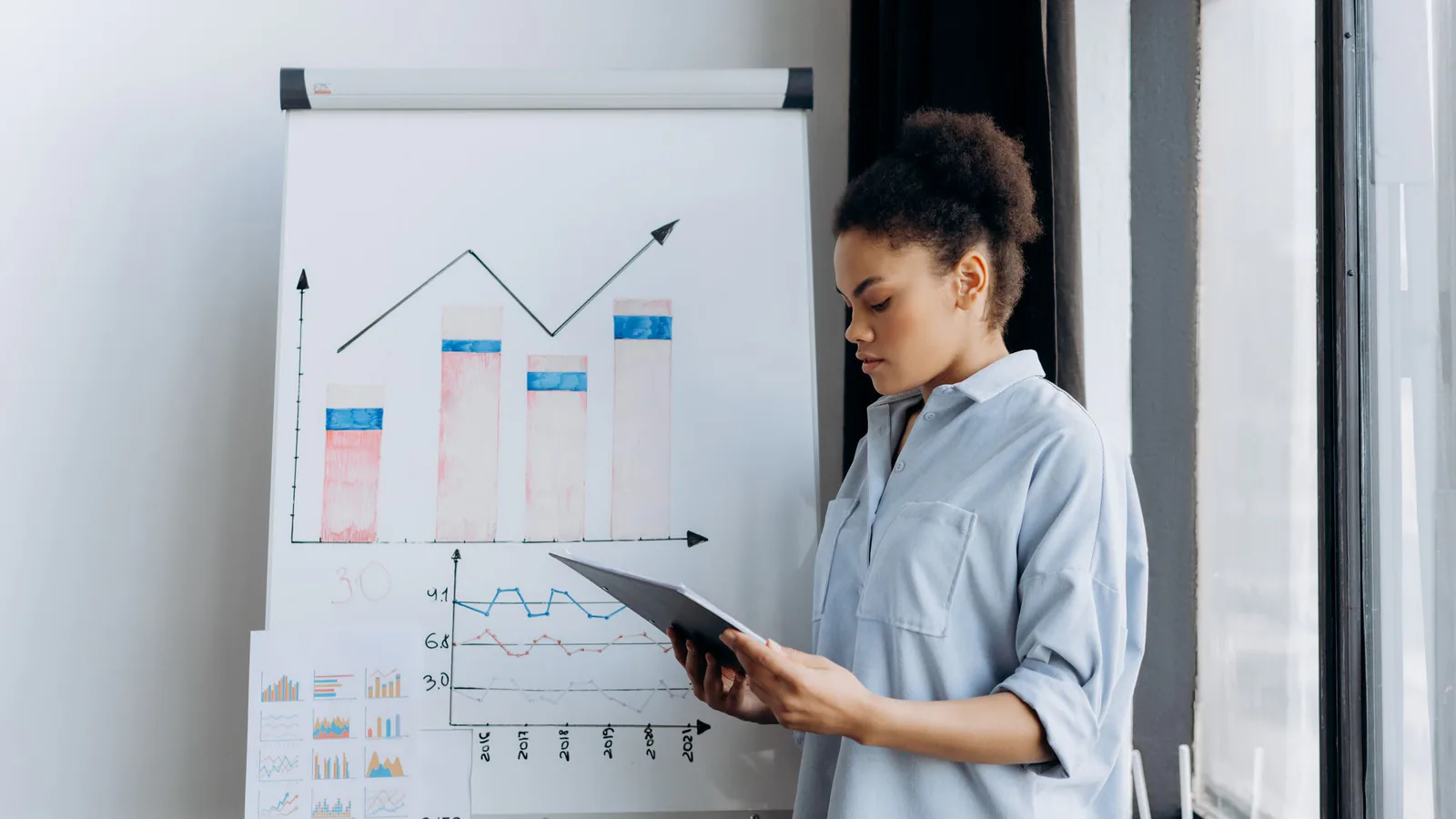Rentabilidad real de franquicias por comunidad en 2026 | ZonaFranquicia Emprendedora analizando datos de ventas en tablet frente a gráficos de rentabilidad en pizarra | ZonaFranquicia
