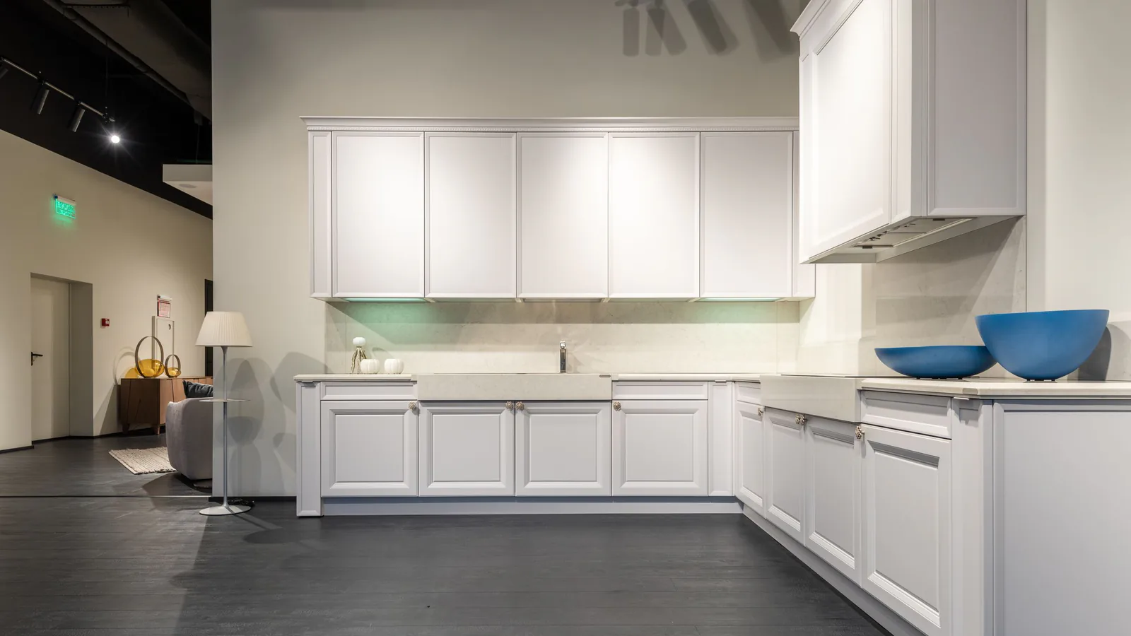 Cocina moderna de muebles blancos en showroom espacioso con diseño contemporáneo | ZonaFranquicia
