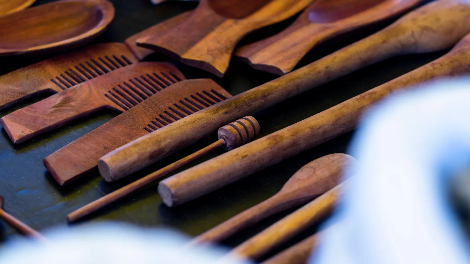 Starbucks llega por fin a Jaén y homenajea al olivar jiennense en su primera apertura | ZonaFranquicia Cucharas de madera artesanal y utensilios de cocina sobre una mesa, destacando la artesanía local | ZonaFranquicia