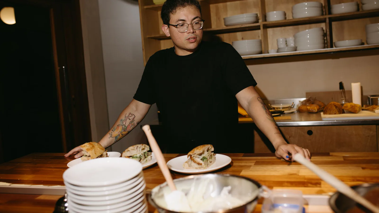 Subway pisa el acelerador en España: 400 nuevos locales en diez años y su primer restaurante en Cas… | ZonaFranquicia Elaboración de bocadillos con ingredientes frescos en el mostrador de un local de restauración. | ZonaFranquicia
