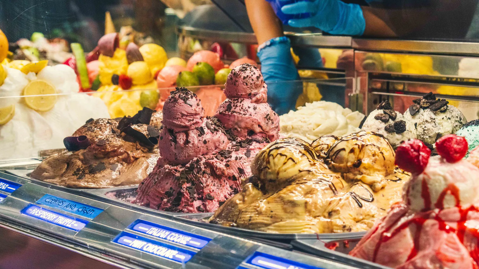 Summy Yogurt Experience crece un 64% y financia a sus franquiciados con hasta 15.000 € sin intereses | ZonaFranquicia Mostrador de heladería con coloridos sabores de helado artesanal expuestos, ambiente cálido y acogedor | ZonaFranquicia