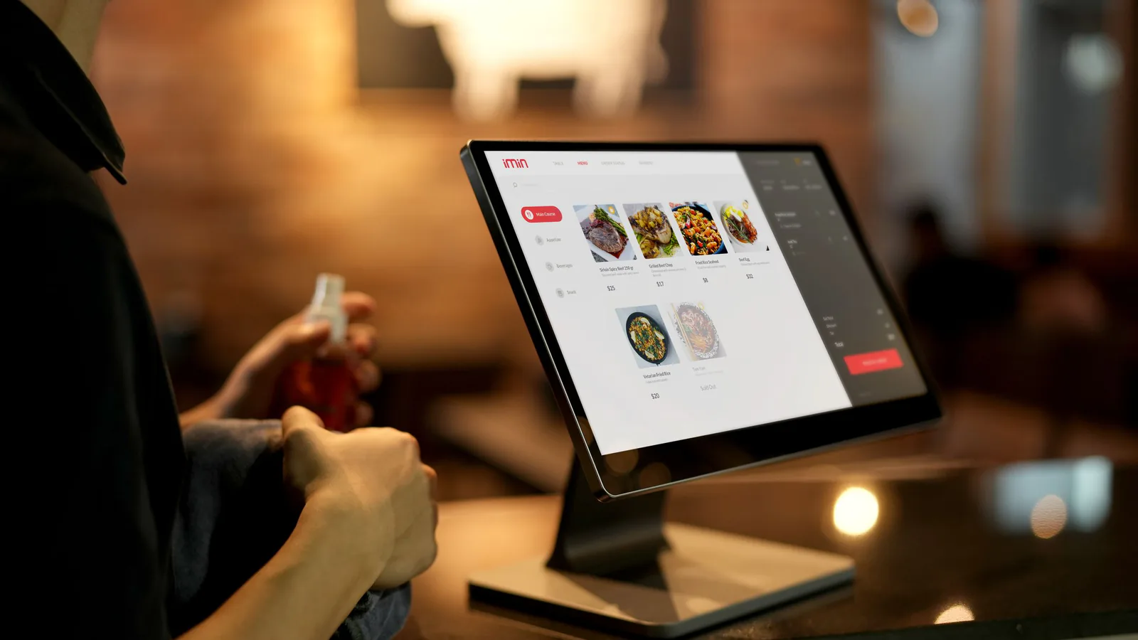 Cliente realizando pedido en pantalla táctil de restaurante moderno con mostrador de servicio | ZonaFranquicia