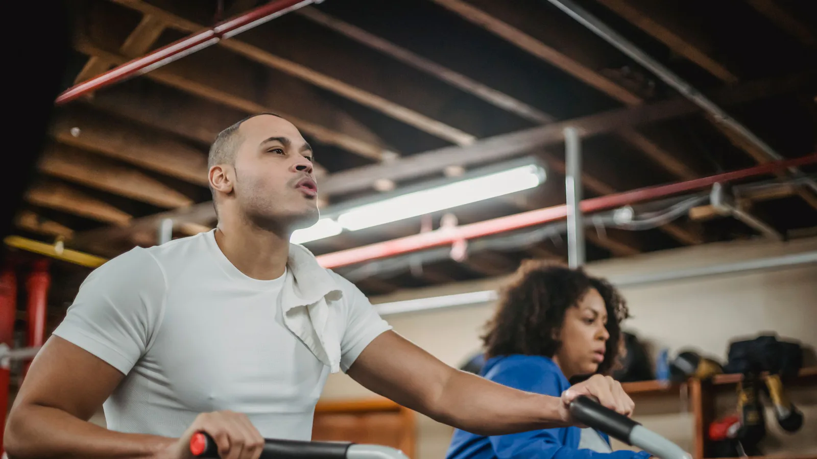 Xperience Bike salta a la franquicia: el fitness boutique de ciclismo indoor busca crecer por toda… | ZonaFranquicia Grupo diverso de personas en bicicletas estáticas durante clase de ciclismo indoor en gimnasio moderno | ZonaFranquicia